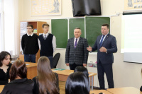 Члены молодёжной палаты при Думе Калуги организовали исторический квиз для учеников школы № 3 Члены молодёжной палаты при Думе Калуги организовали исторический квиз для учеников школы № 3