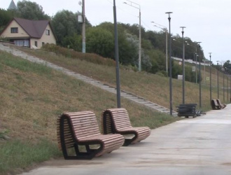 Ортопедические скамейки установили на пешеходной зоне новой набережной реки Оки